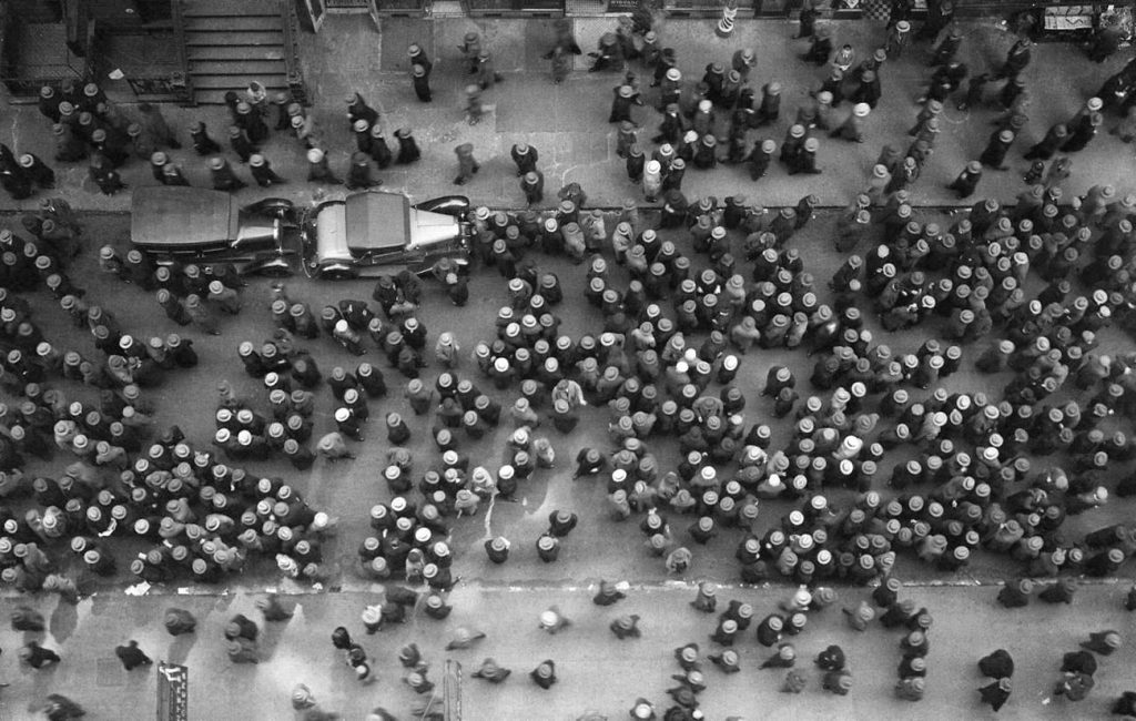 A picture of a crowd in New York, 1939 (there is not one unhatted head)