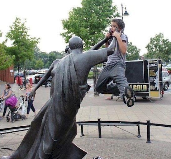 people-and-statues-19