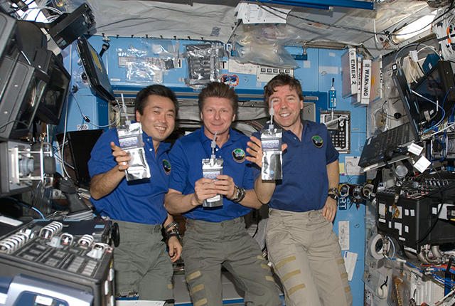 astronauts-drinking-header